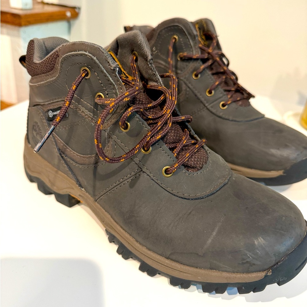 Boys TIMBERLAND boots size 5.5. GREAT condition